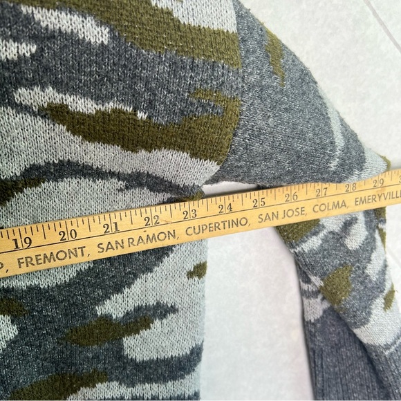 Vince Camuto Sweater camouflage grey green medium - Picture 4 of 6